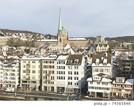 スイス、チューリッヒの旧市街にあるプレディガー教会、リンデンホフの丘から 74565846