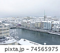 スイス、チューリッヒの旧市街、リンデンホフの丘からの雪景色 74565975