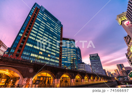 日本の東京都市景観 万世橋からマーチエキュートや神田川を望む・夕焼け（奥は御茶ノ水駅方向） 74566697