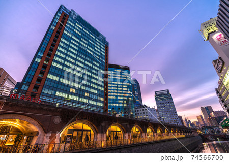 日本の東京都市景観 万世橋からマーチエキュートや神田川を望む・夕焼け(奥は御茶ノ水駅方向) 日本の東京都市景観 万世橋からマーチエキュートや神田川を望む・夕焼け(奥は御茶ノ水駅方向) 74566700