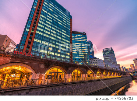 日本の東京都市景観 万世橋からマーチエキュートや神田川を望む・夕焼け（奥は御茶ノ水駅方向） 74566702
