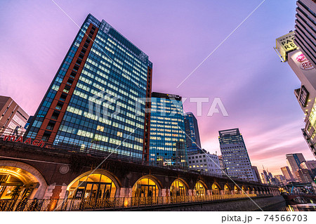 日本の東京都市景観 万世橋からマーチエキュートや神田川を望む・夕焼け（奥は御茶ノ水駅方向） 74566703