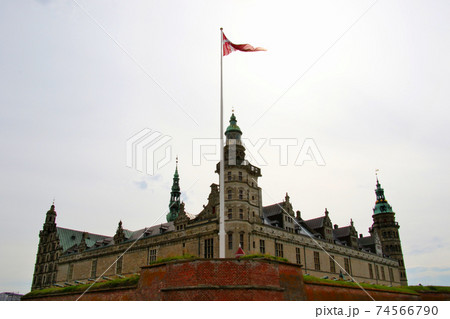 クロンボー城　デンマーク　コペンハーゲン郊外に建つ　世界文化遺産の名城　翻る旗を中央に全体を撮影 74566790