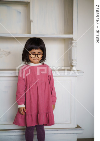 落ち込む女の子 74568932