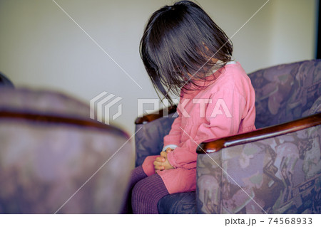 落ち込む女の子 74568933