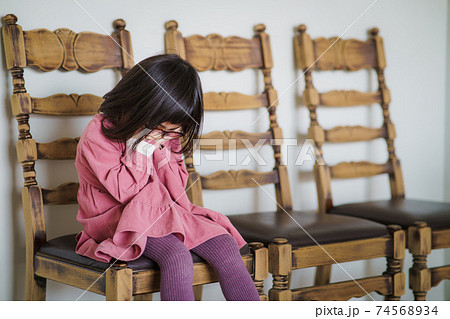 落ち込む女の子 落ち込む女の子 74568934