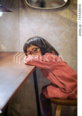 落ち込む女の子 74568940