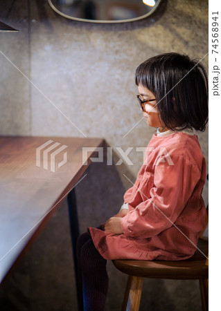 落ち込む女の子 74568941