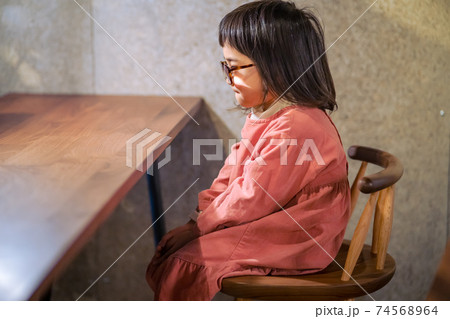 落ち込む女の子 74568964