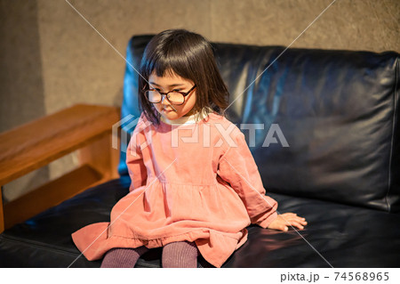落ち込む女の子 74568965