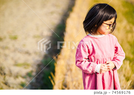 落ち込む女の子 落ち込む女の子 74569176