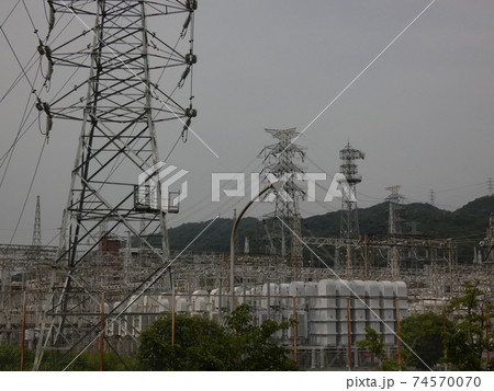 変電所から延びる送電線と鉄塔 74570070