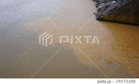 川を流れる赤土 74573200