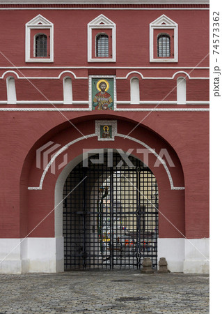 Part of ancient Voskresensky Gate on a pedestrian Moscow street in Kitay-Gorod Part of ancient Voskresensky Gate on a pedestrian Moscow street in Kitay-Gorod 74573362
