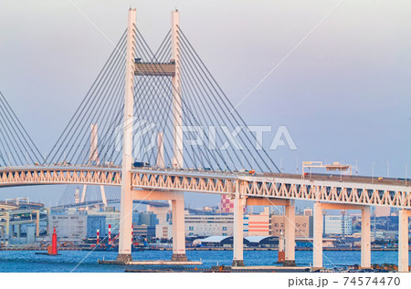 神奈川県 横浜/ 夕陽に染まる横浜ベイブリッジ　 74574470