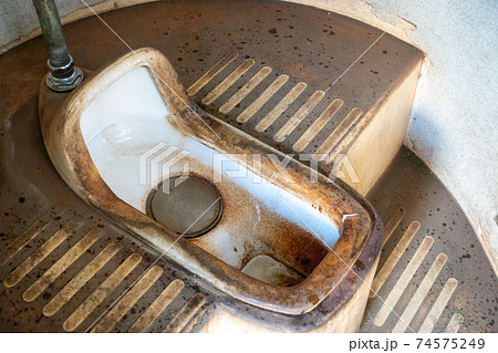 日本で撮影した汚い公衆便所のイメージ 日本で撮影した汚い公衆便所のイメージ 74575249
