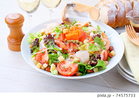 メイン料理としてのボリューミーなシーフードサラダ、海鮮野菜サラダ、スモークサーモン、帆立ほか。 74575733