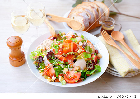 メイン料理としてのボリューミーなシーフードサラダ、海鮮野菜サラダ、スモークサーモン、帆立ほか。 74575741