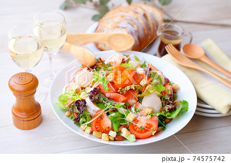 メイン料理としてのボリューミーなシーフードサラダ、海鮮野菜サラダ、スモークサーモン、帆立ほか。 メイン料理としてのボリューミーなシーフードサラダ、海鮮野菜サラダ、スモークサーモン、帆立ほか。 74575742