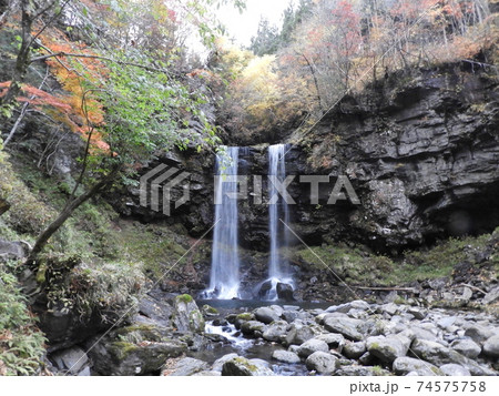 長良川源流の夫婦滝　岐阜県郡上市　【11月】 74575758