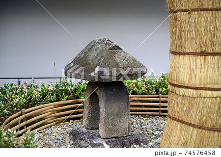 石燈籠と菰巻 74576458