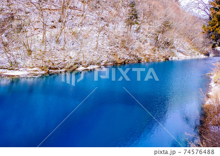 雪の四万川渓谷 74576488