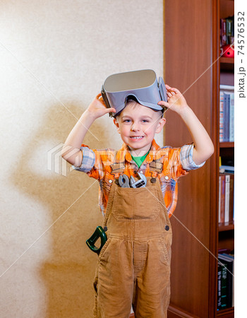 One boy is experiencing virtual reality, a children's role-playing profession is a builder. 74576532