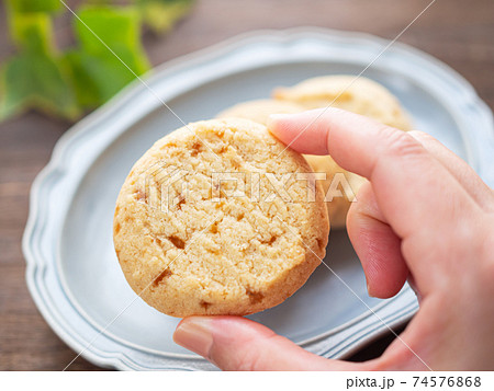 バタースコッチクッキーとつまむ手の写真素材