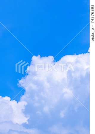 夏の爽やかな空 74576893