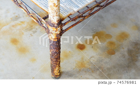 メタルラックの錆と床 74576981
