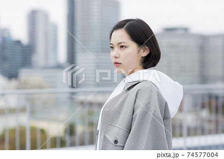 若い女性 若者 学生 74577004