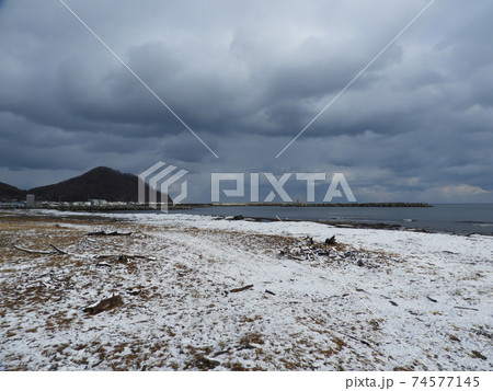 北海道古平町の海岸の風景 雪と海と山 【11月】 北海道古平町の海岸の風景 雪と海と山 【11月】 74577145