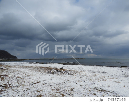 北海道古平町の海岸の風景 雪と海と山 【11月】 北海道古平町の海岸の風景 雪と海と山 【11月】 74577146