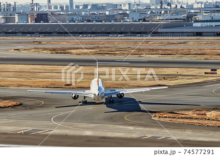 【羽田空港第一ターミナル タキシング中のJAL機】 【羽田空港第一ターミナル タキシング中のJAL機】 74577291