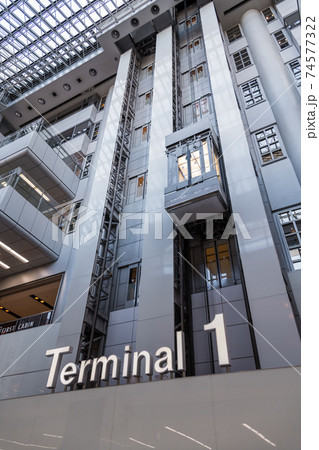 【羽田空港　第1ターミナルのエレベーター】 74577322