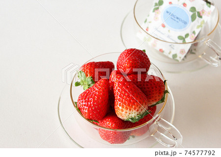 いちご柄のティーパックとガラスに盛った苺（5） 74577792