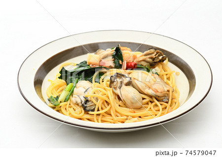 カキとほうれん草のペペロンチーノパスタ　手作り料理 74579047