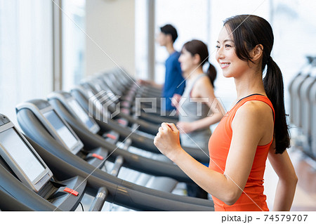 女性 フィットネス スポーツジム エクササイズ 女性 フィットネス スポーツジム エクササイズ 74579707