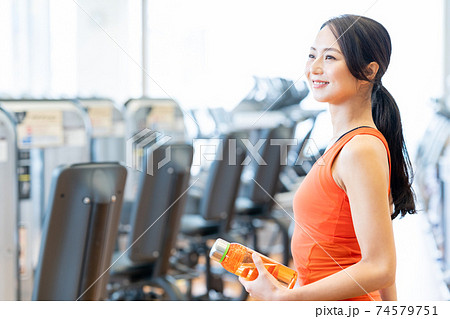 女性　フィットネス　スポーツジム　エクササイズ 74579751
