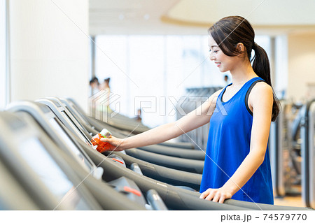 女性　フィットネス　スポーツジム　エクササイズ 74579770