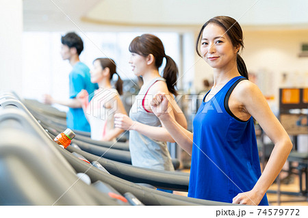 女性　フィットネス　スポーツジム　エクササイズ 74579772