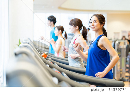 女性 フィットネス スポーツジム エクササイズ 女性 フィットネス スポーツジム エクササイズ 74579774
