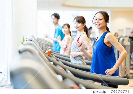 女性　フィットネス　スポーツジム　エクササイズ 74579775
