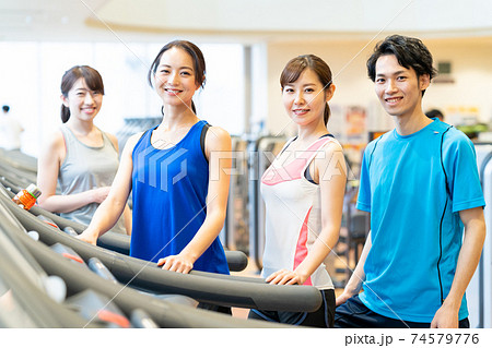 女性　フィットネス　スポーツジム　エクササイズ 74579776