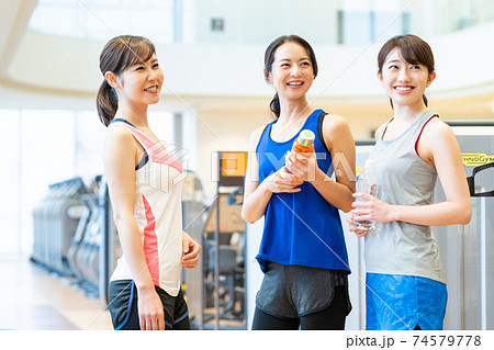 女性 フィットネス スポーツジム エクササイズ 女性 フィットネス スポーツジム エクササイズ 74579778