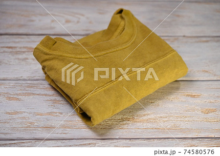 黄色のTシャツ 74580576