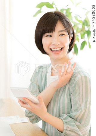 確定申告の準備をする女性 確定申告の準備をする女性 74580608