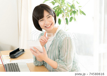 確定申告の準備をする女性 74580616