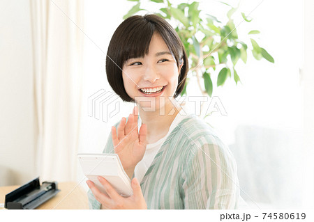 確定申告の準備をする女性 74580619
