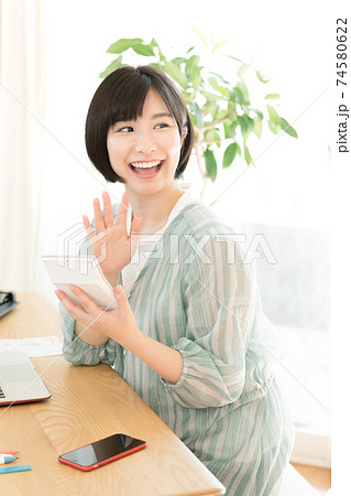 確定申告の準備をする女性 確定申告の準備をする女性 74580622